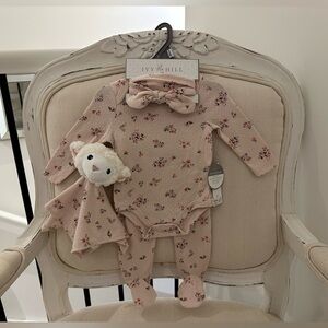 🦢 6~9 Mth Floral Pointelle Knit Cotton Baby Outfit with Bow and Toy 4 Piece Set
